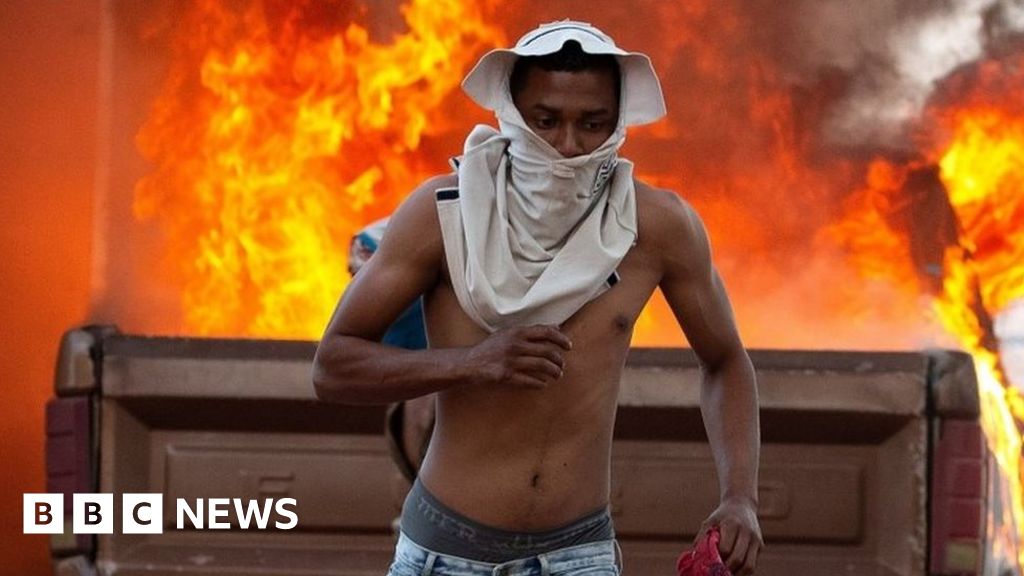 Venezuela crisis: Clashes break out at border towns