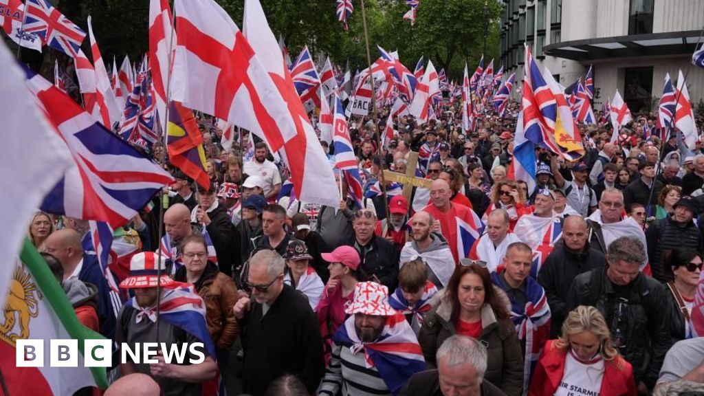 Tens of thousands join rival marches in London
