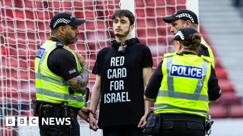 欧州ネイションズカップ予選のスコットランド対イスラエル戦で、デモ参加者がゴールポストに自らを縛り付ける