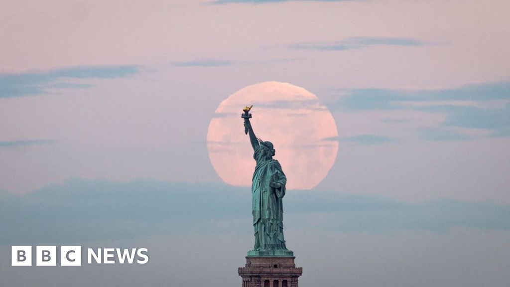 Supermoon Lights Up Night Skies Around The World Bbc News 6058