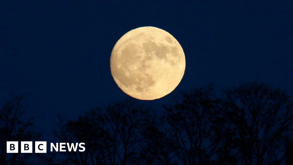 'Supermoon' Wows Viewers With Closest Glimpse Since 1948 - BBC News