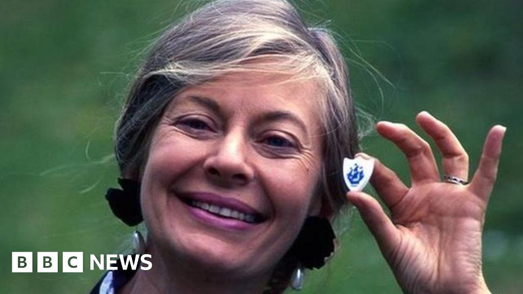 Biddy Baxter, Blue Peters Queen of sticky-backed plastic, dies at 92