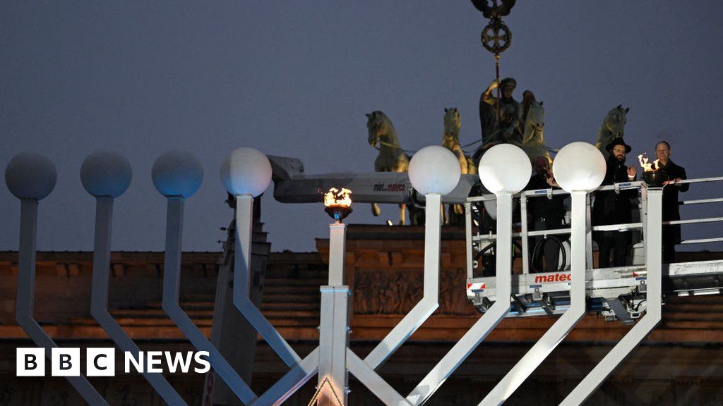 В снимки: Германецът Шолц запалва първата свещ, докато Ханука се празнува по целия свят
