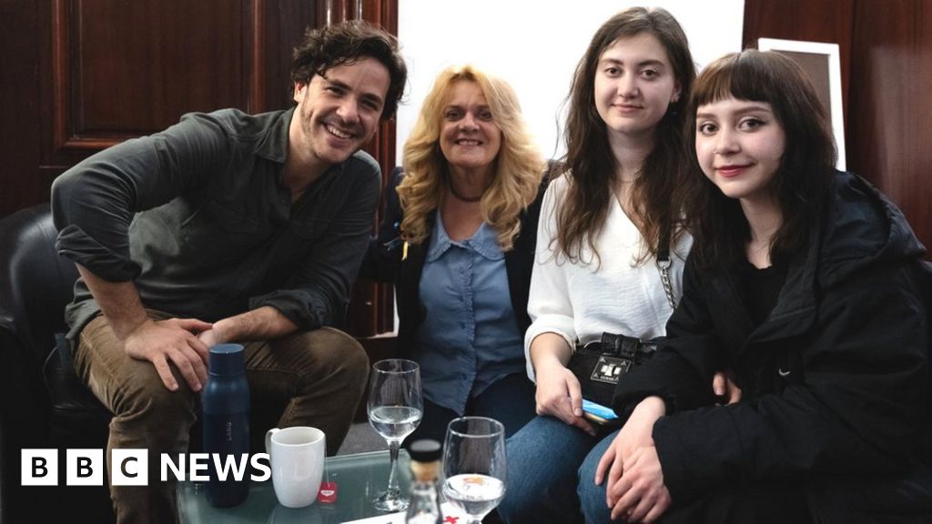 Jack Savoretti: Ukrainian refugees meet singer after gig