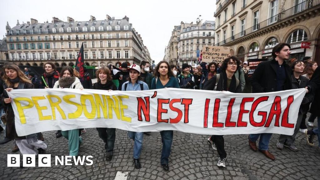 Френското правителство казва че ще прокара противоречив имиграционен закон в