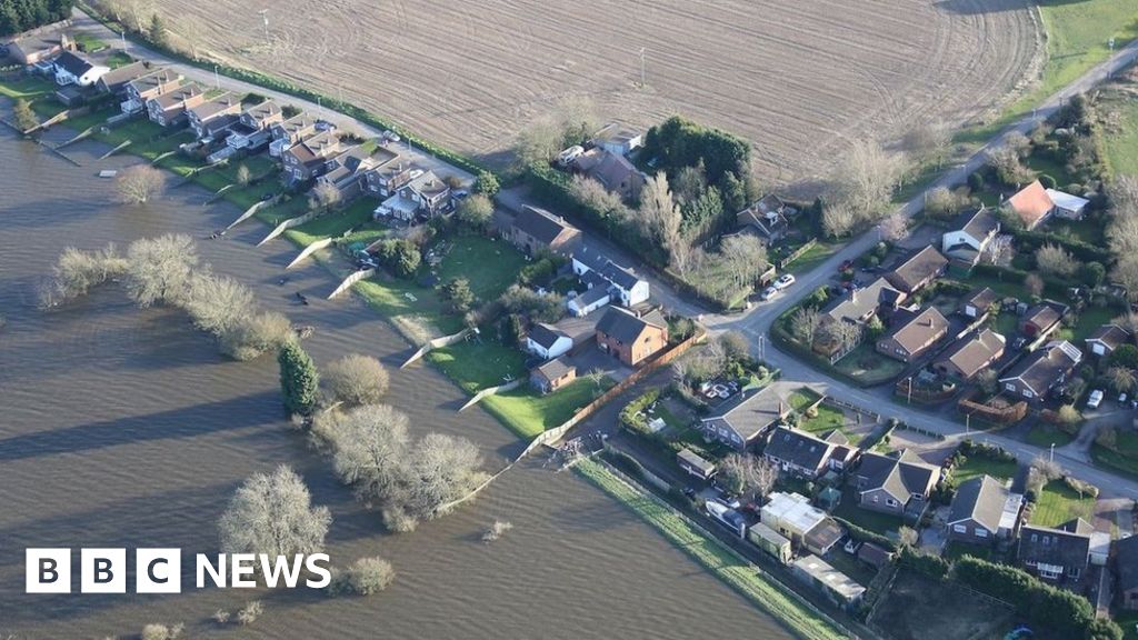 East Yorkshire floods is worsening as residents of homes evacuated