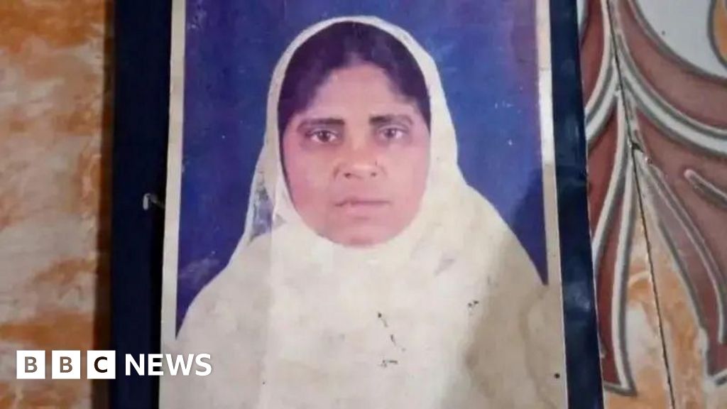 Missing India woman found in Pakistan returns home after 22 years