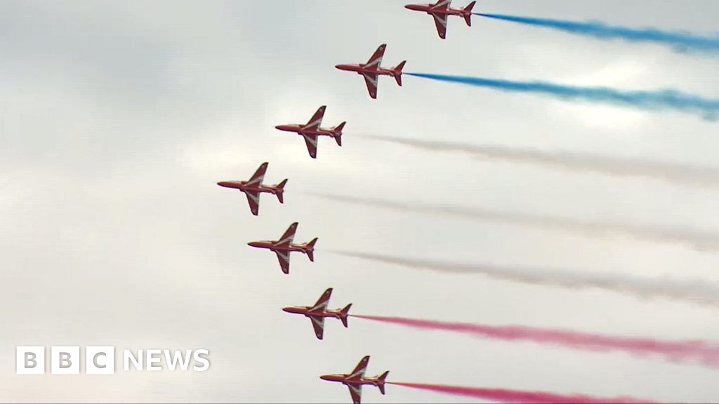 Red Arrows wow crowds as Clacton Airshow returns