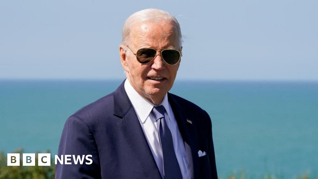 Biden apologises to Zelensky for delay in Ukraine military aid – BBC News