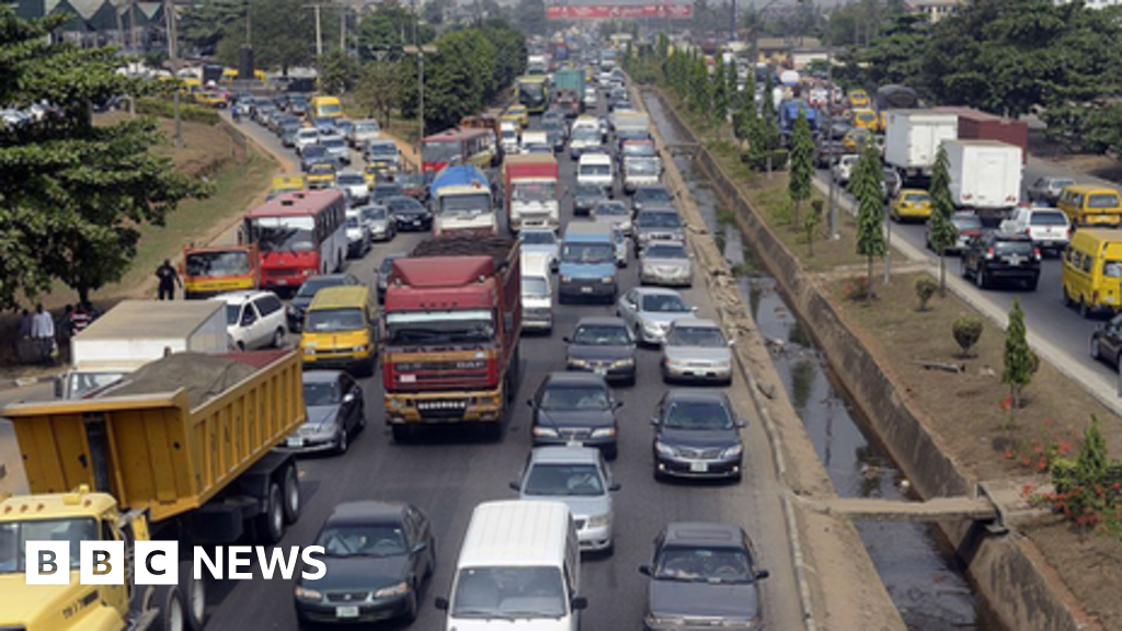 Climate change: 'Dangerous and dirty' used cars sold to Africa