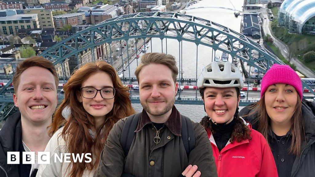 Tyne Bridge delays: Who can cross the river the quickest? - BBC News
