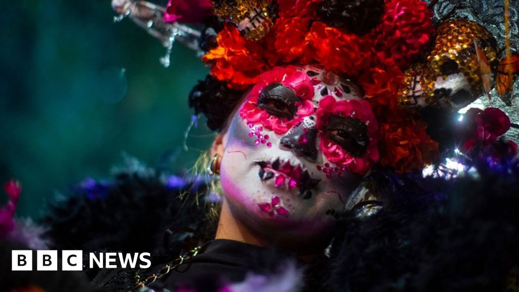 Мексиканците участват в парада на Catrinas оживено шествие на скелети