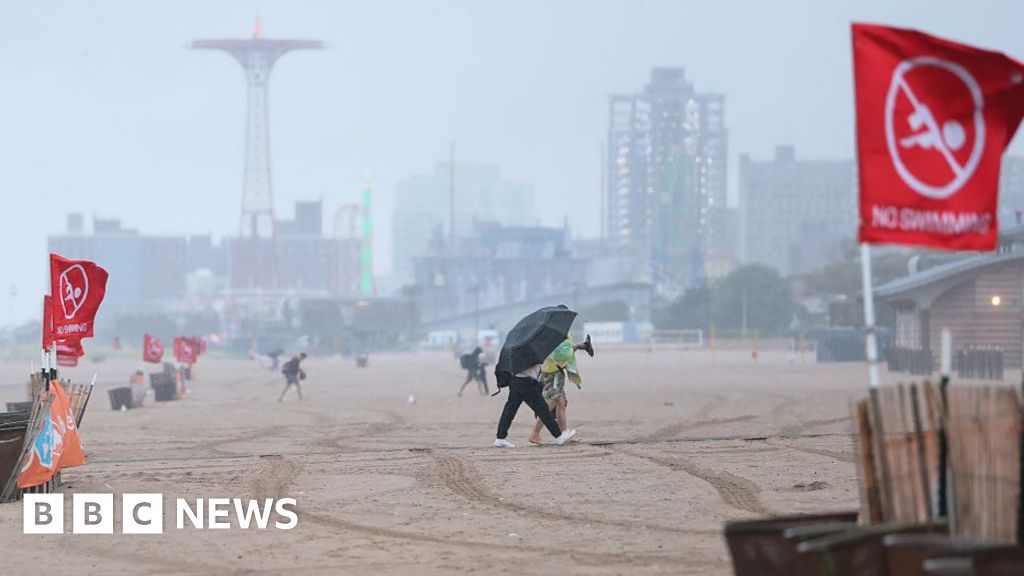 Hurricane Erin's high waves thrash coast of North Carolina