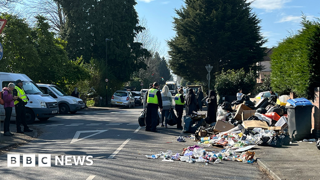 Warga Swarm menolak truk di Birmingham saat Bin Strike Bites