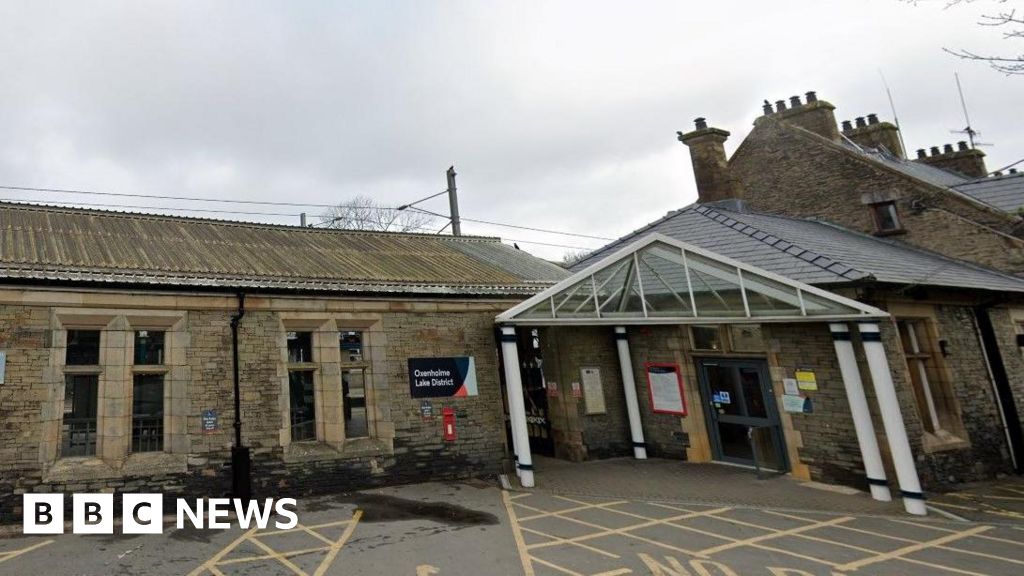 Disabled passenger locked in Oxenholme railway station - BBC News