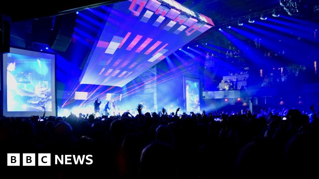 Hillsong: A church with rock concerts and 2m followers - BBC News