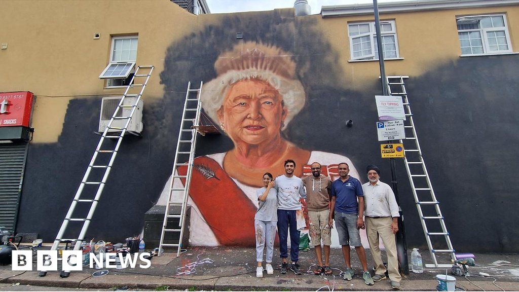 Queen Elizabeth II: world record-holding artists paint a fresco for the monarch