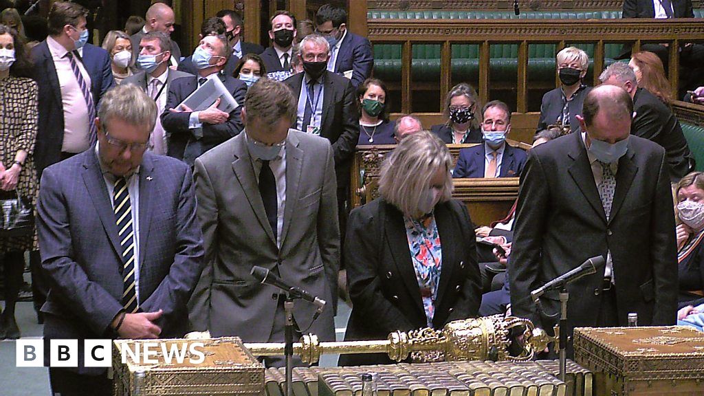 Covid: Mandatory vaccination for NHS workers in England approved by MPs