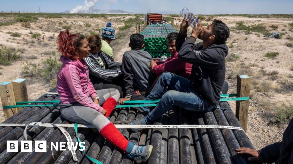 Компания, която оперира някои от железопътните линии в Мексико, спря