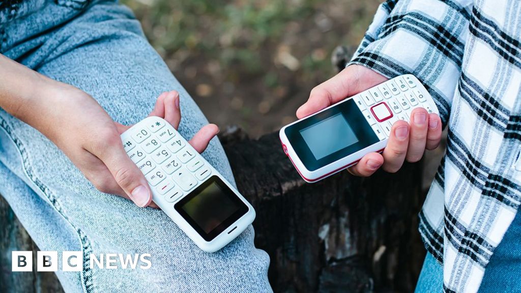 Възрастни и тийнейджъри се обръщат към „тъпи телефони“, за да намалят времето пред екрана