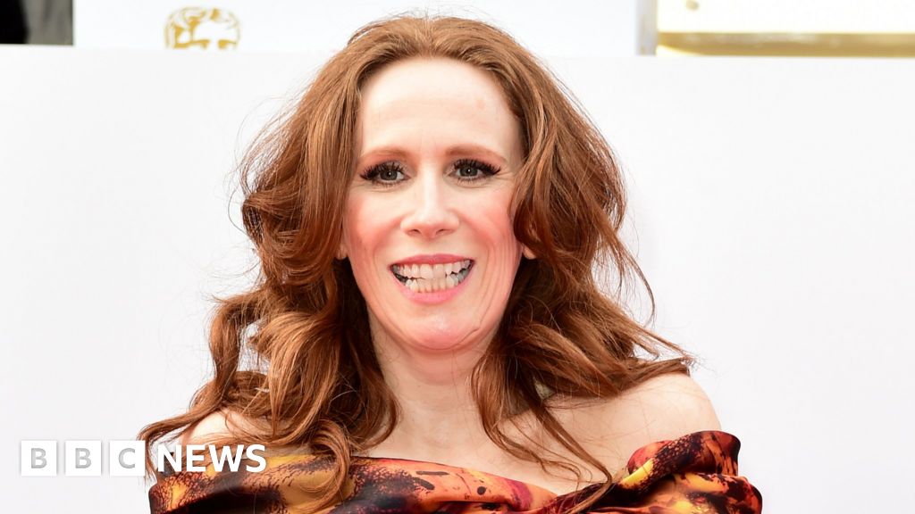 Catherine Tate to star in Enfield poltergeist West End show - BBC News