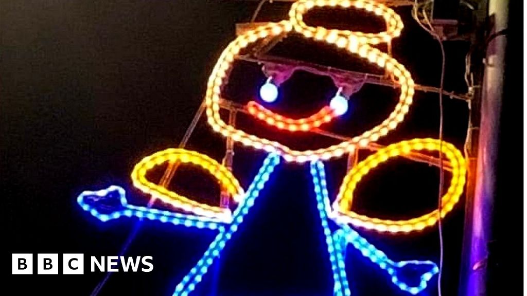 Newburgh The town that loves its 'wonky' Christmas lights BBC News