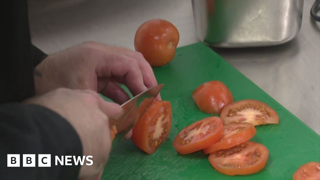 Prisoners train for pub kitchen jobs ahead of release – BBC News