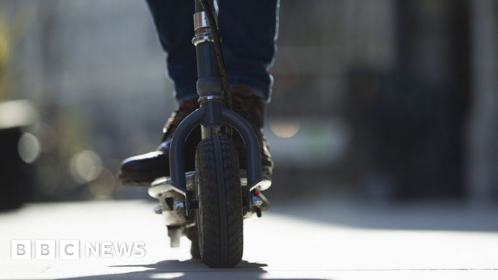 電動摩托車騎手在布里克斯頓與汽車相撞後死亡