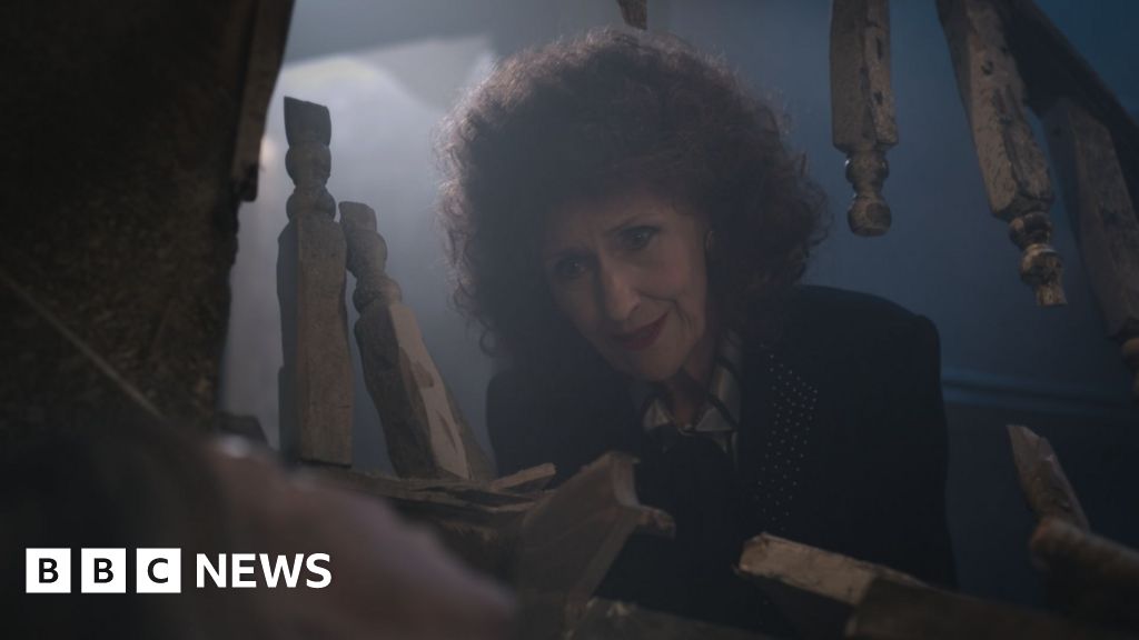 Anita Dobson kembali sebagai Angie Watts untuk Anniversary Special