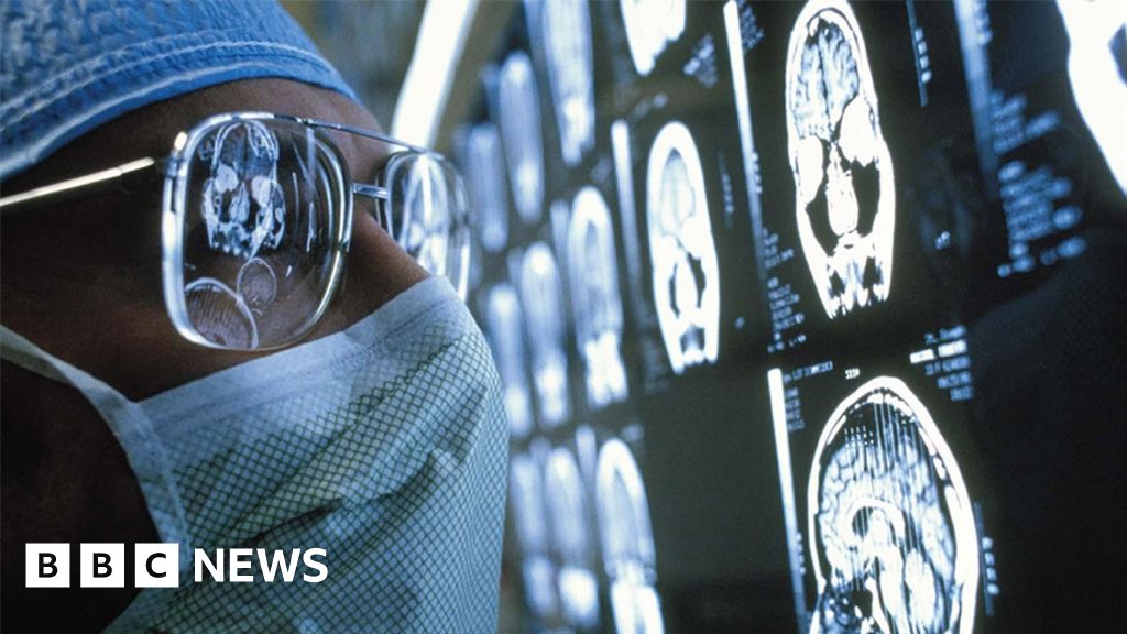 NHS struggling to provide safe cancer care, say senior doctors