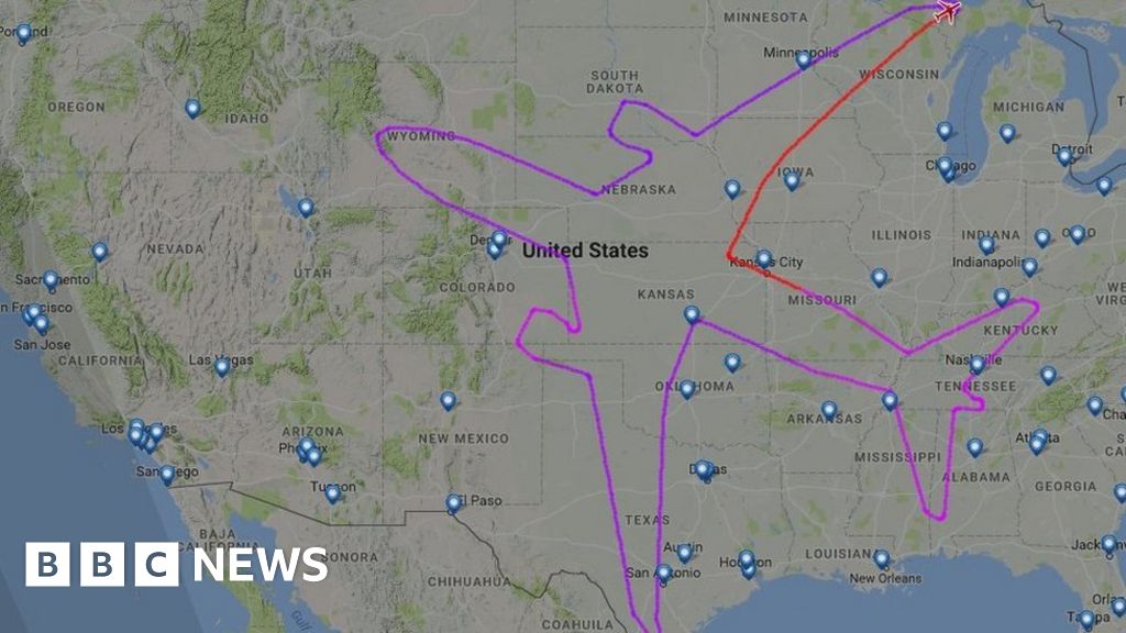 Boeing jet makes plane outline over America on Dreamliner test