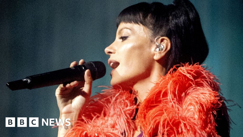 Lily Allen defends tour after some fans criticise show length - BBC image