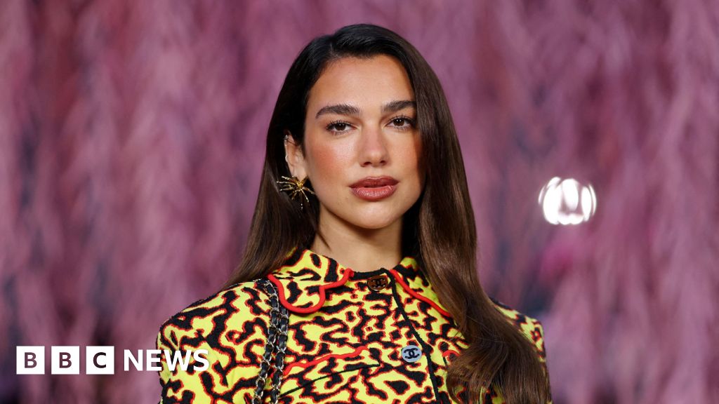 Dua Lipa klaagt Samsung aan voor 15 miljoen dollar wegens gebruik van haar afbeelding op tv-boxen