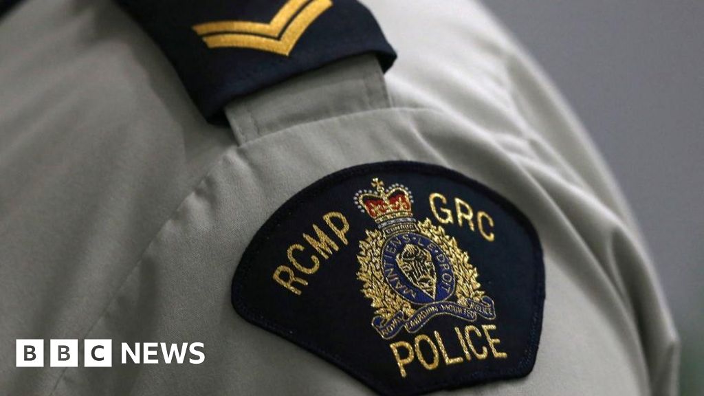Canada highway crash near Winnipeg leaves at least 10 dead