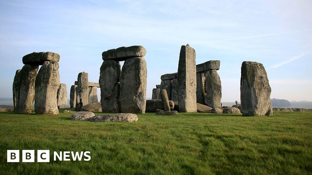 Lincolnshire artist recreates Stonehenge from own kidney stones - BBC News