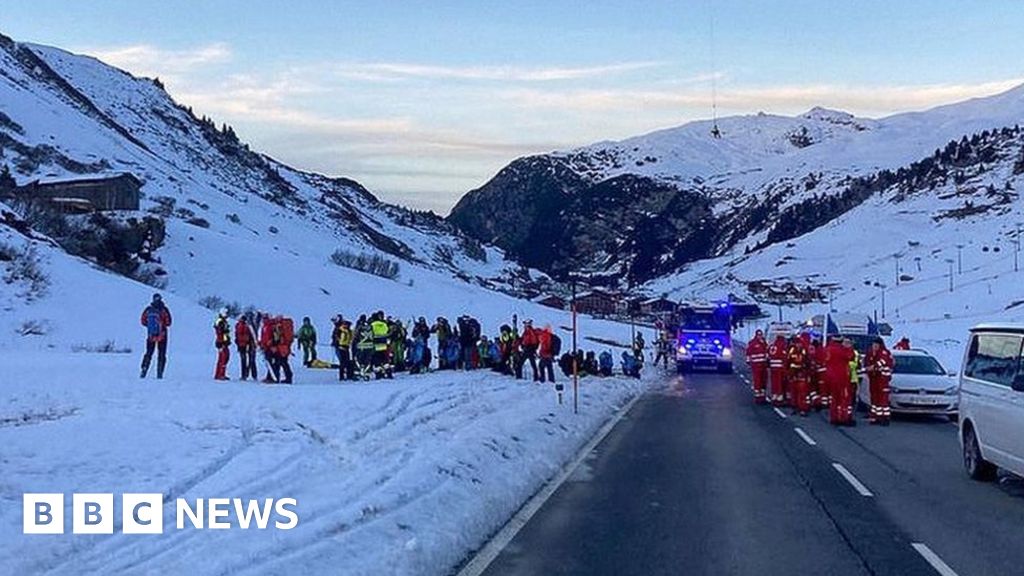 Race to rescue skiers after avalanche in Austria