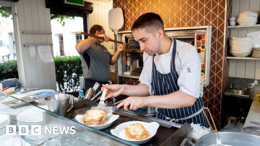 Budget 2020: Business rates suspended for shops and cafes - BBC News