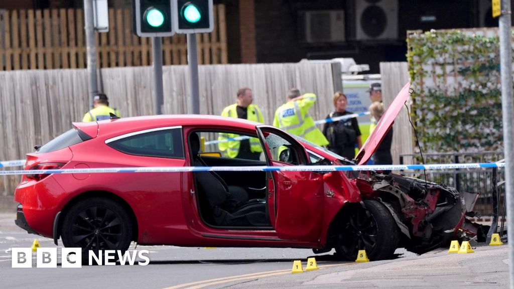 Man arrested after car hit group in Nottinghamshire town