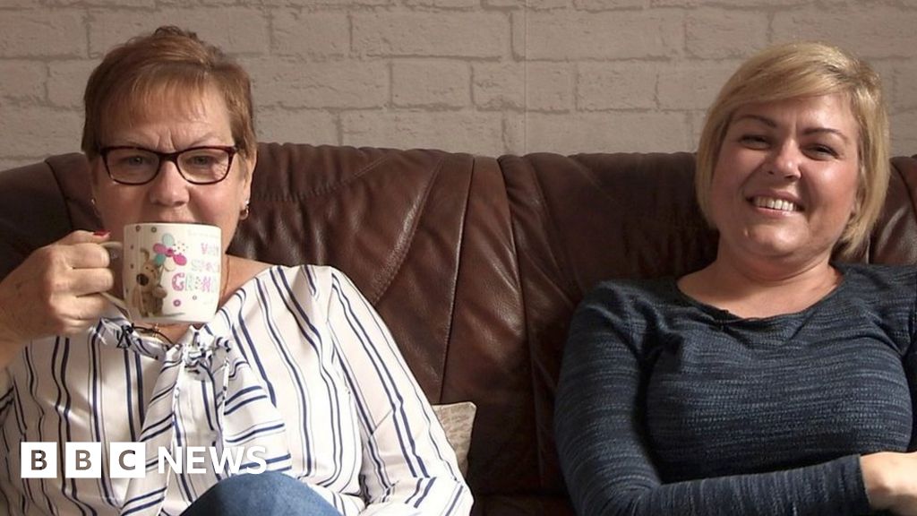 BRCA gene: Double mastectomy for mum and daughter - BBC News