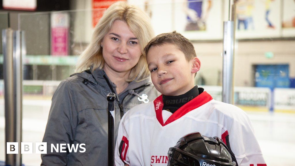 Український хлопець приєднується до хокейної команди в Свіндоні після розбомблення ковзанки