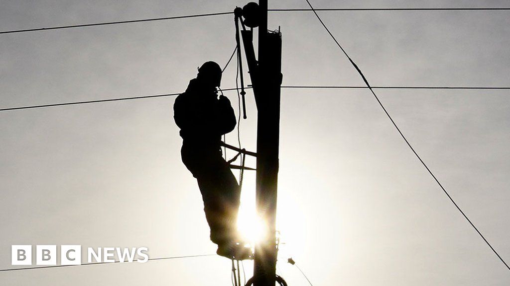Ukraine war: On the front line with engineers working to fix stricken power grid