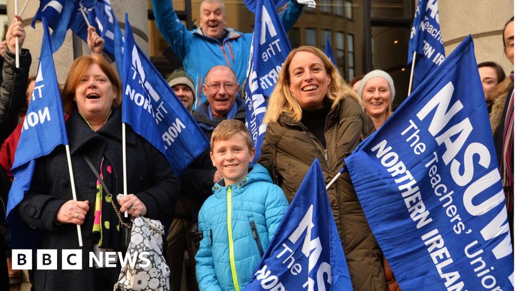 teachers-stage-one-day-strike-over-pay-bbc-news