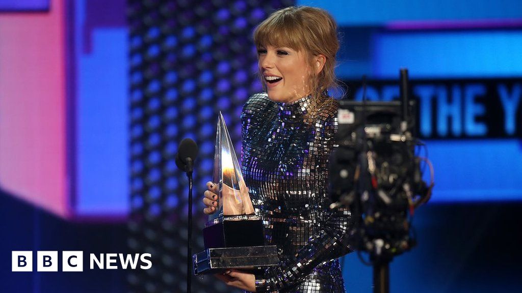 Taylor Swift breaks award show record