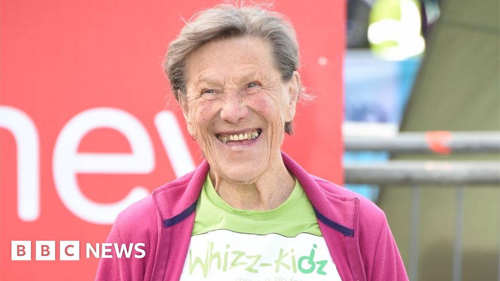 'Oldest London marathon runner' Iva Barr of Bedford dies, aged 93