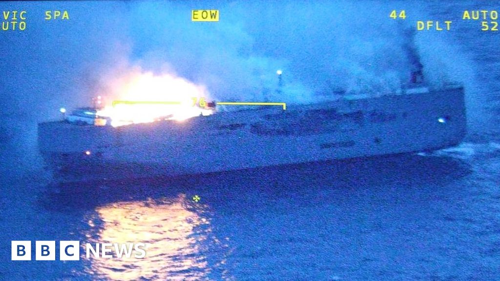 Пожар на товарен кораб превозващ почти 3000 коли край бреговете