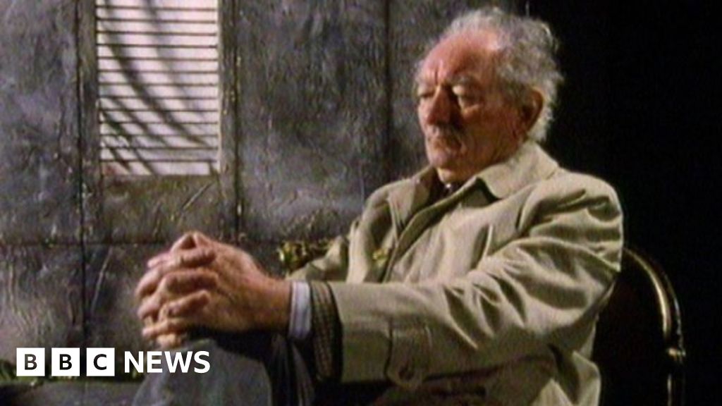 Brian Friel: Famed playwright dies aged 86 - BBC News