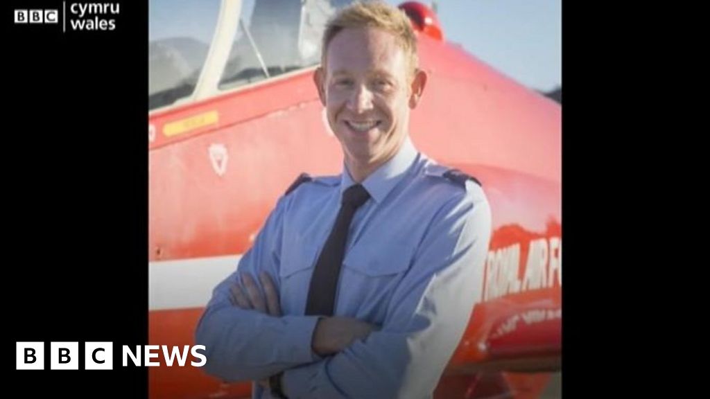 Tributes paid to Red Arrows engineer Cpl Jonathan Bayliss - BBC News