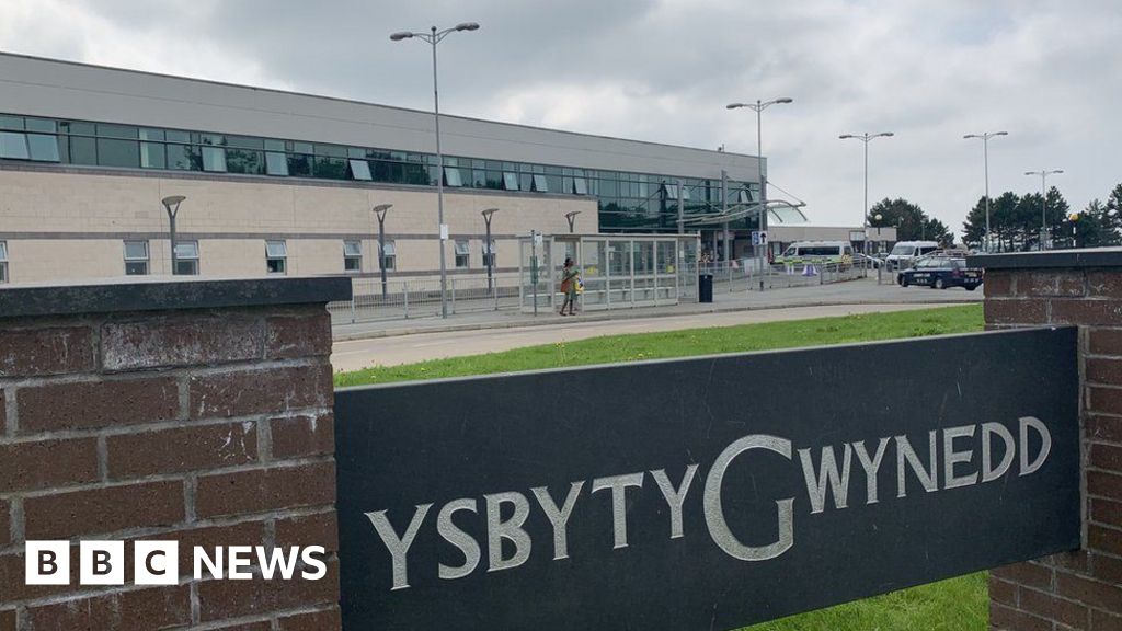 Ysbyty Gwynedd Bullying claims from nurses prompt review BBC News