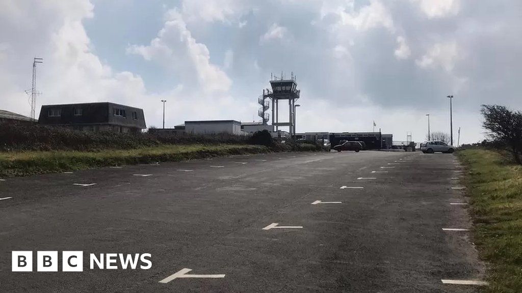 Alderney airport runway rebuild to go to committee - BBC News