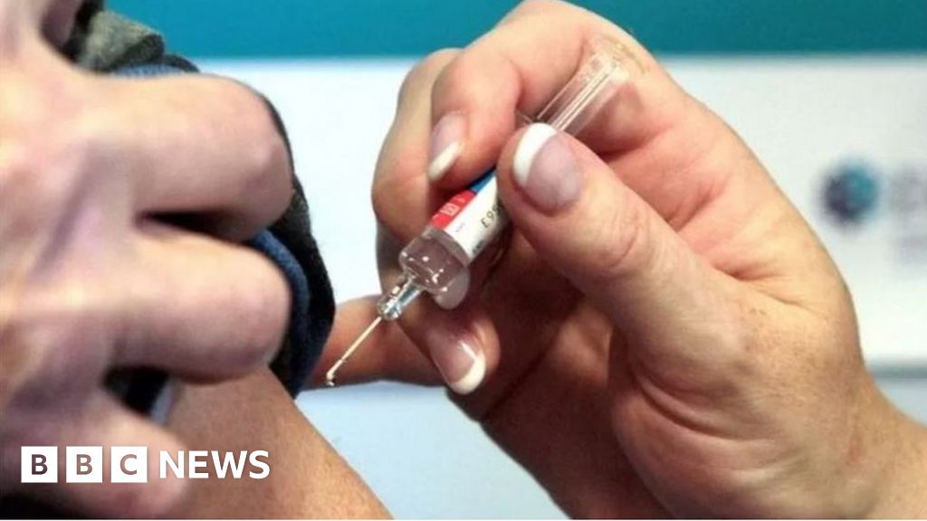 Final call for under 50s Covid vaccines on Isle of Man - BBC